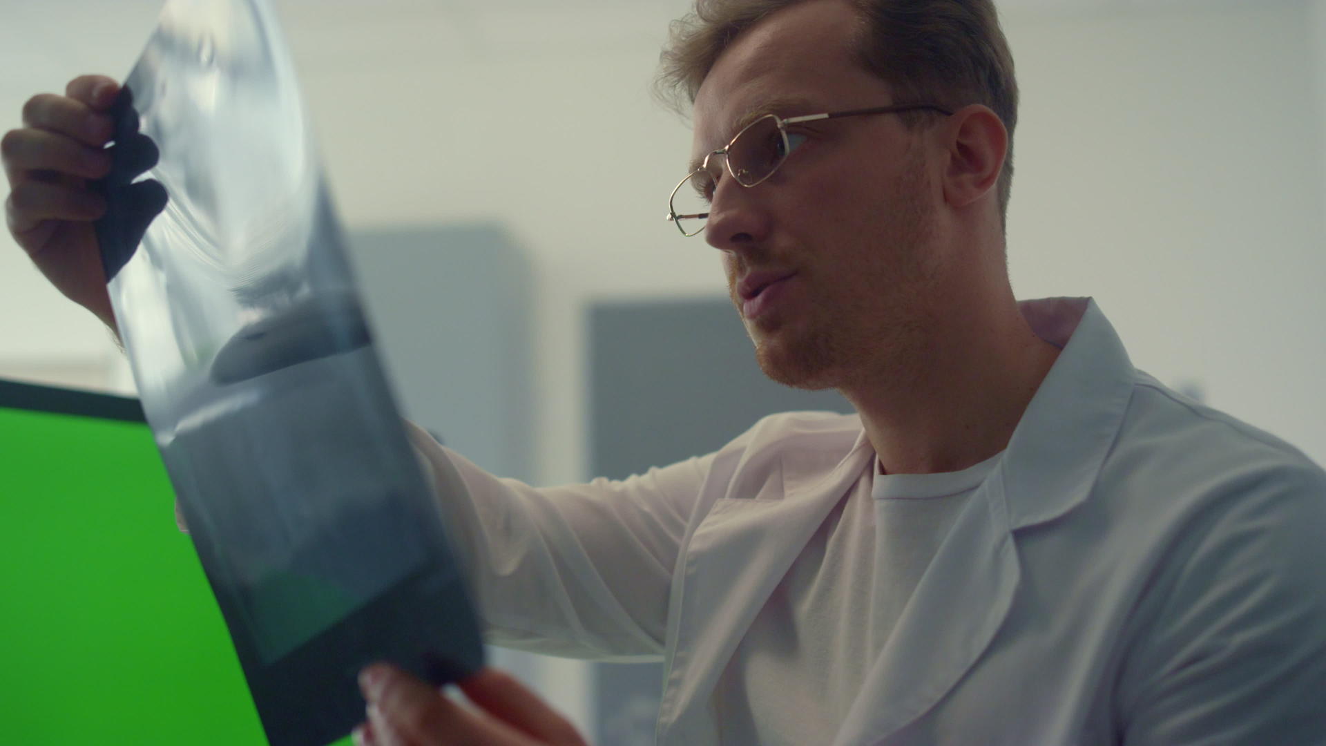 医生使用屏幕进行特写检查X射线肺部视频的预览图