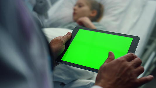 医生用平板电脑绿屏特写视频的预览图