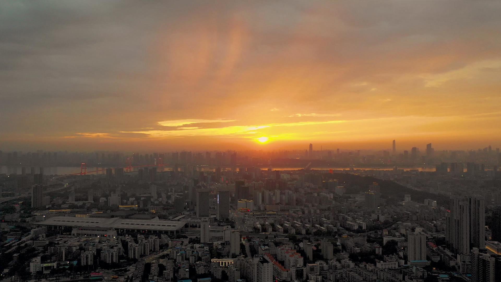 航拍日落晚霞天气下的武汉城市天际线视频的预览图
