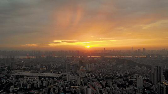 航拍日落晚霞天气下的武汉城市天际线视频的预览图