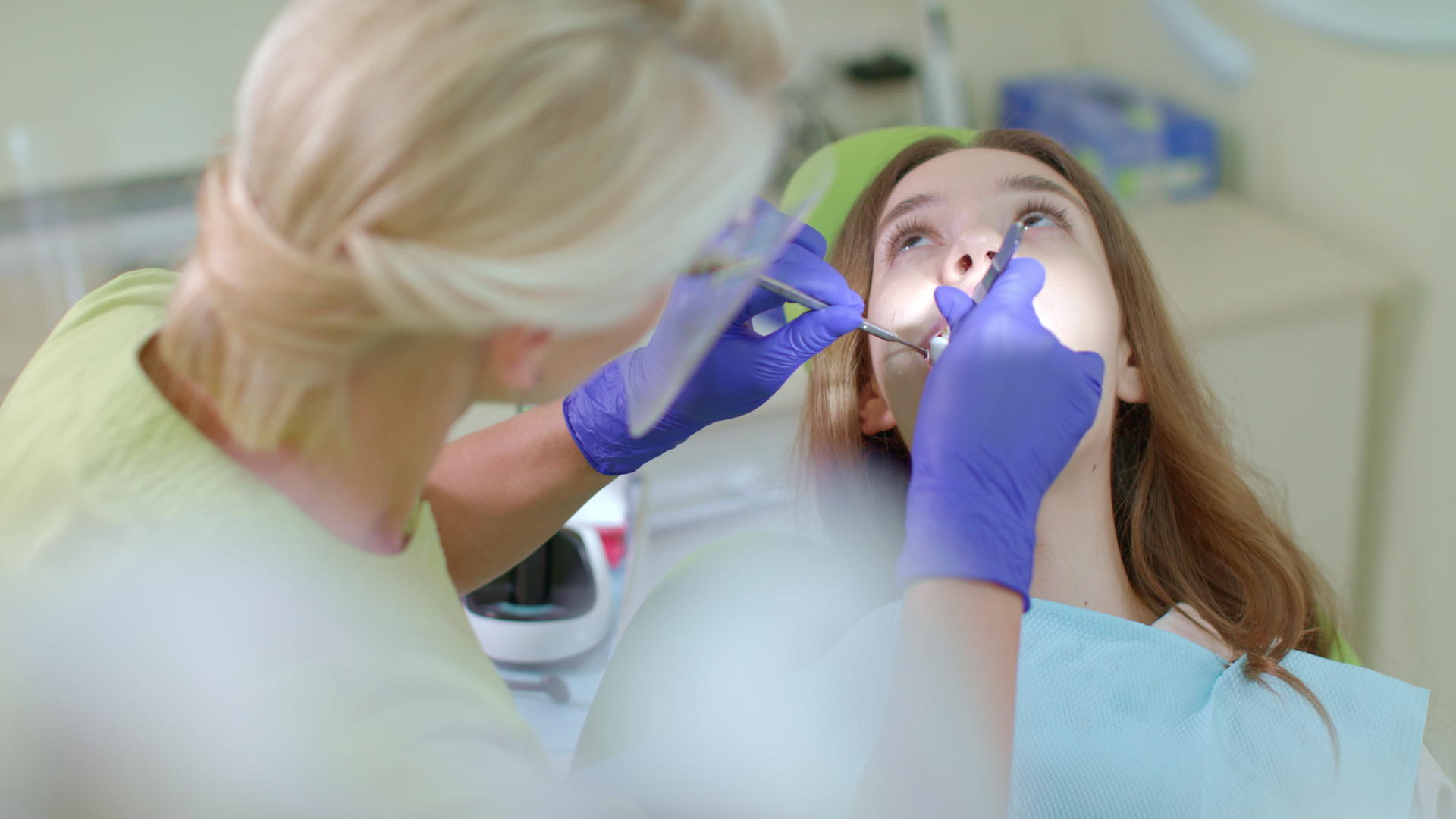 牙痛患者坐在牙科诊所的椅子上视频的预览图