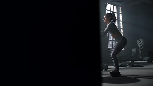 运动女性在木箱上跳跃做健身运动视频的预览图