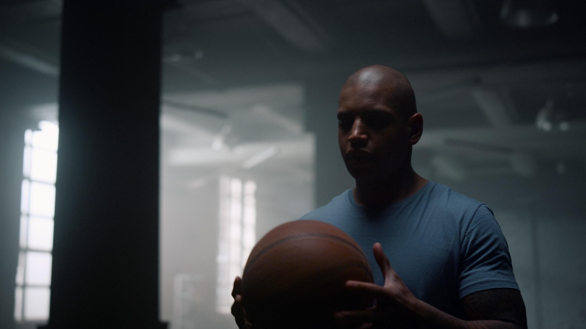 运动员用篮球在手指上旋转球视频的预览图