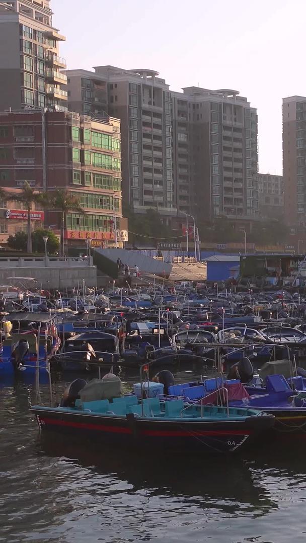 蓝海边渔村渔民渔船自然风光素材视频的预览图