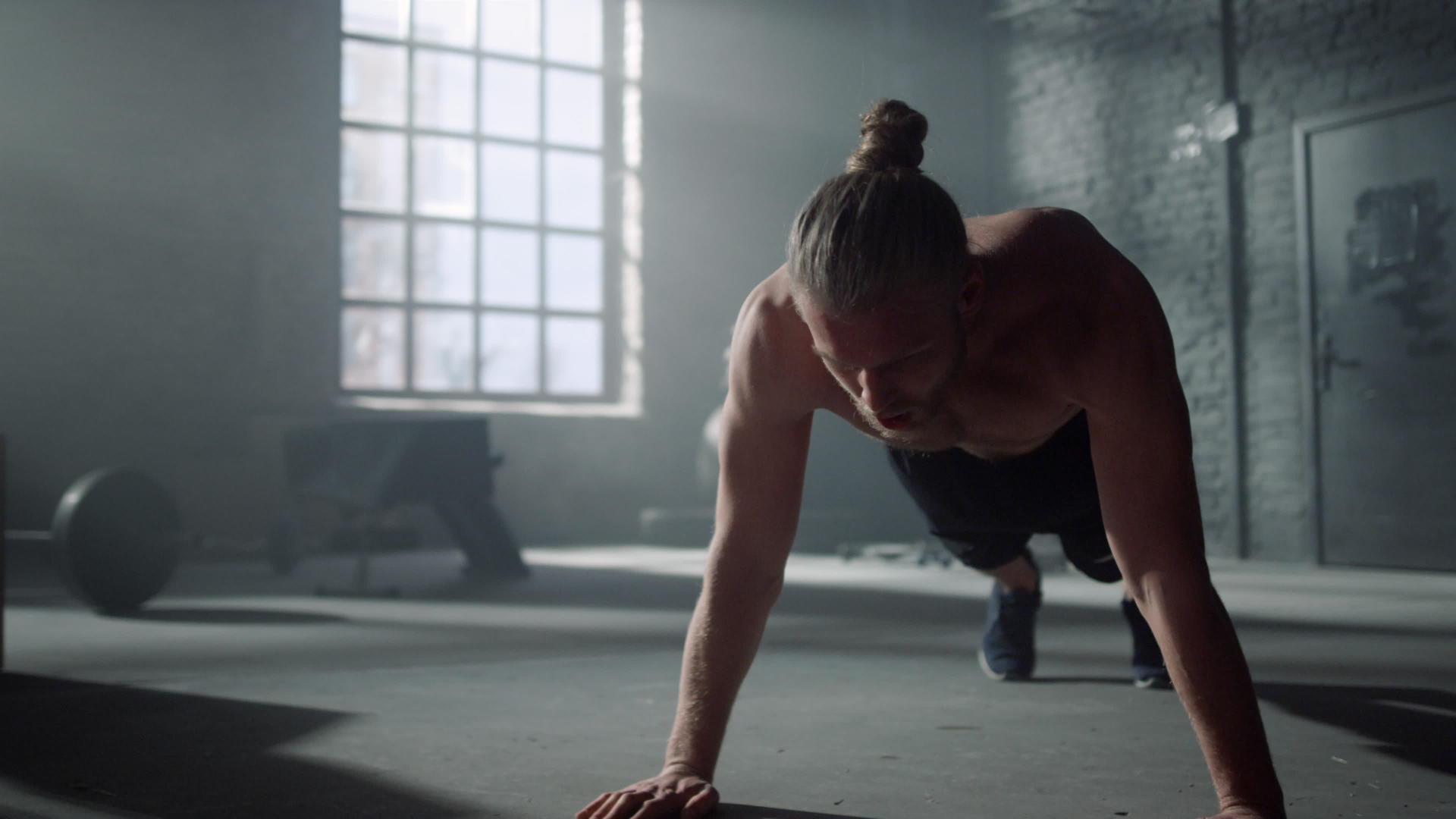 强壮的男人在健身房做俯卧撑视频的预览图