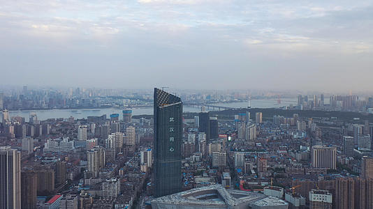 航拍风光城市武汉恒隆广场建设中的商务写字楼素材视频的预览图