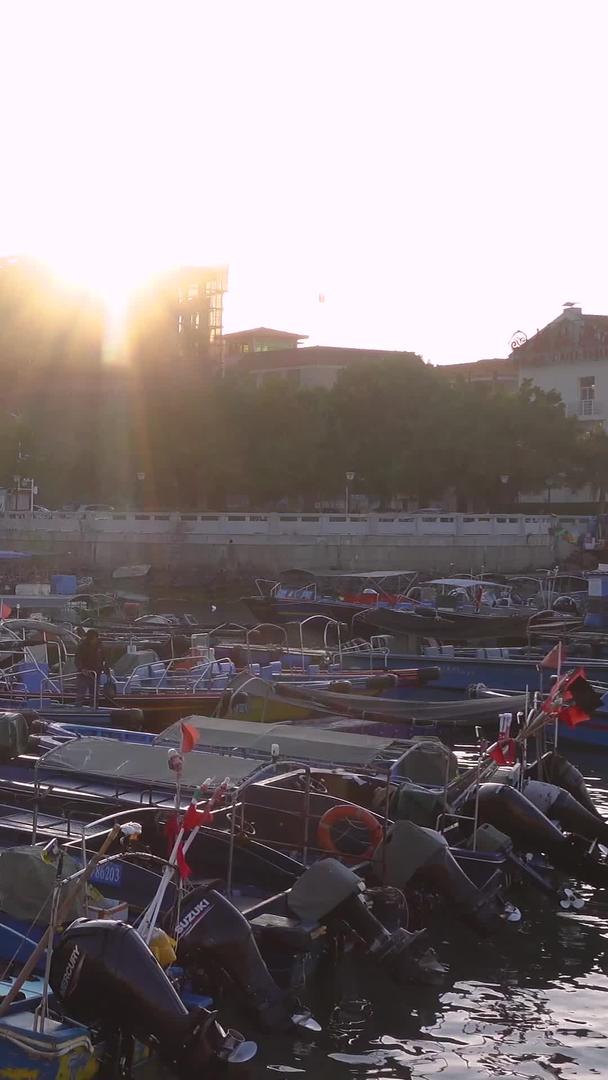 蓝海边渔村渔民渔船自然风光素材视频的预览图