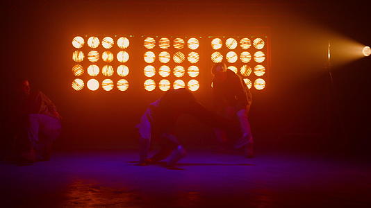 霹雳舞者在舞池上表演舞蹈视频的预览图