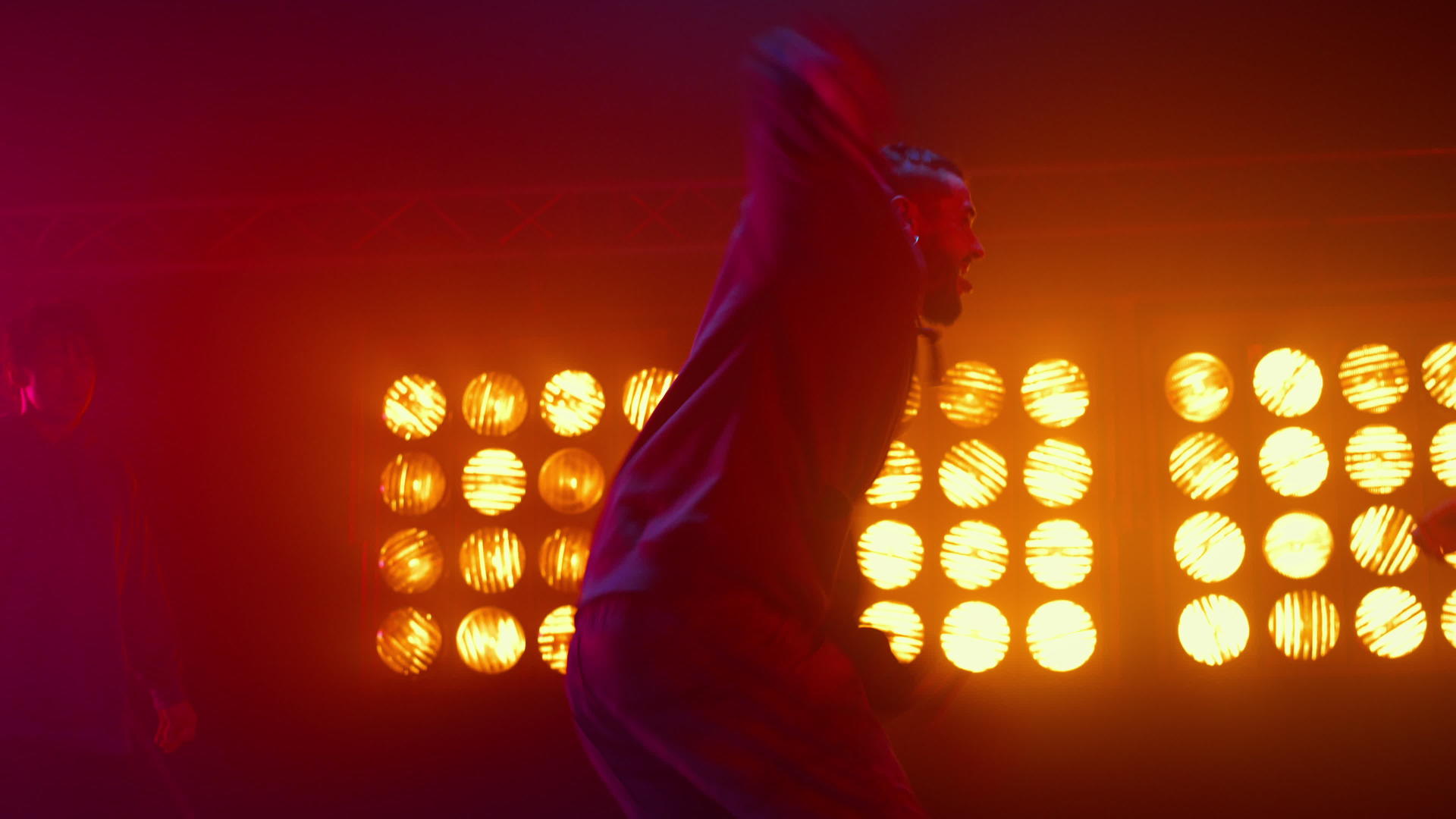 霹雳舞者在聚光灯下表演嘻哈舞蹈视频的预览图