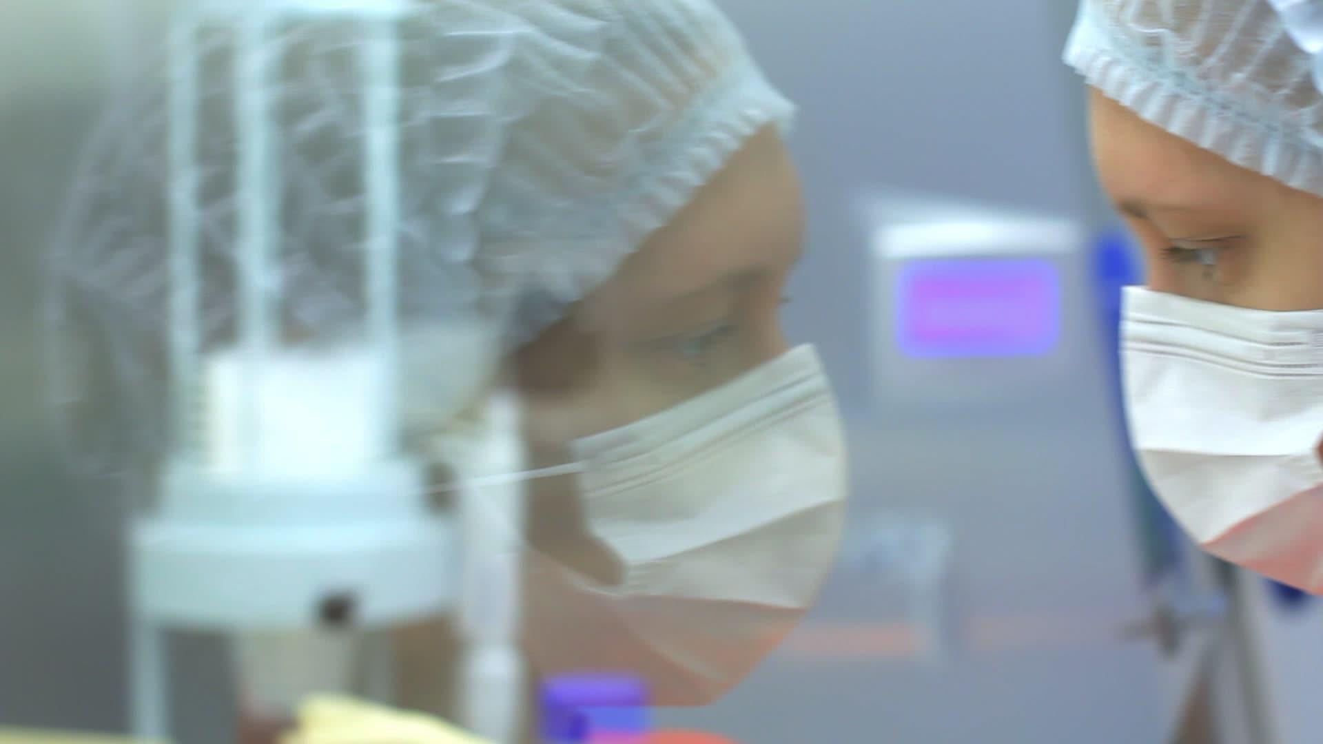制药工人在隔离罩外操作视频的预览图
