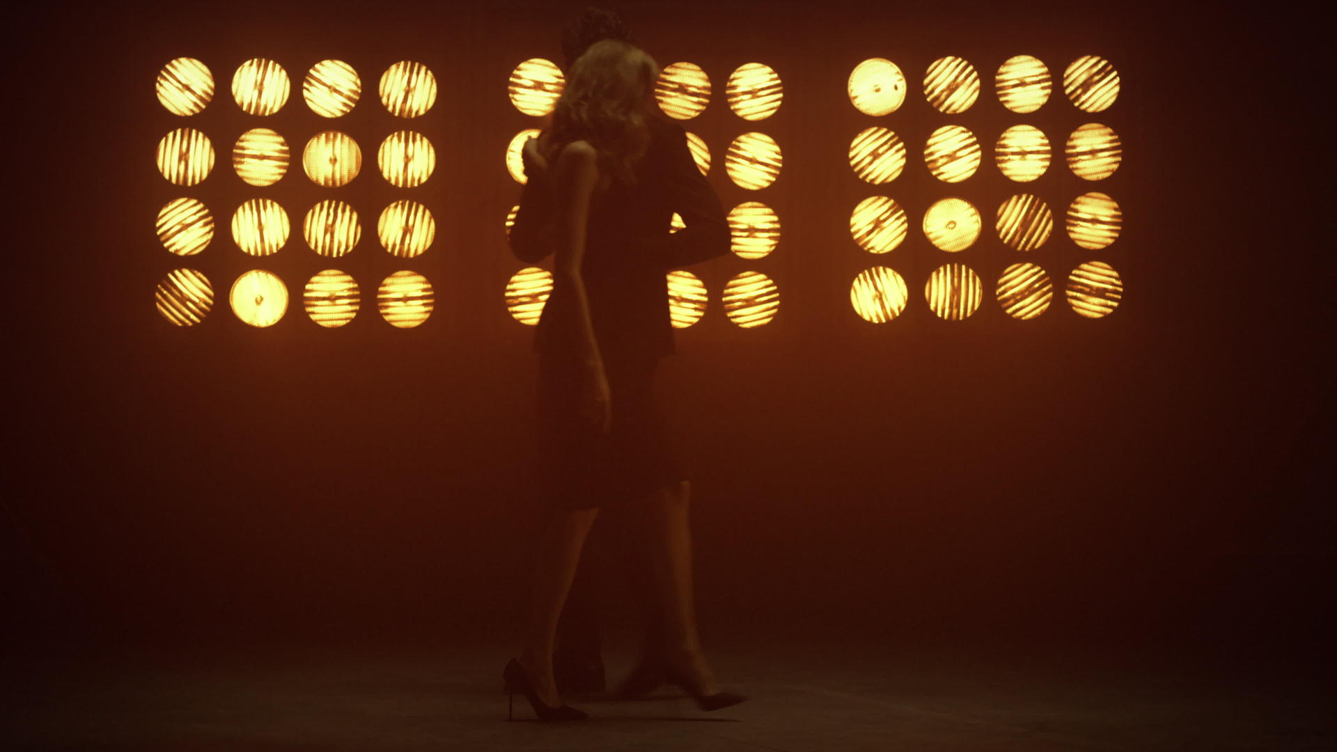 年轻情侣舞者在聚光灯下跳舞视频的预览图