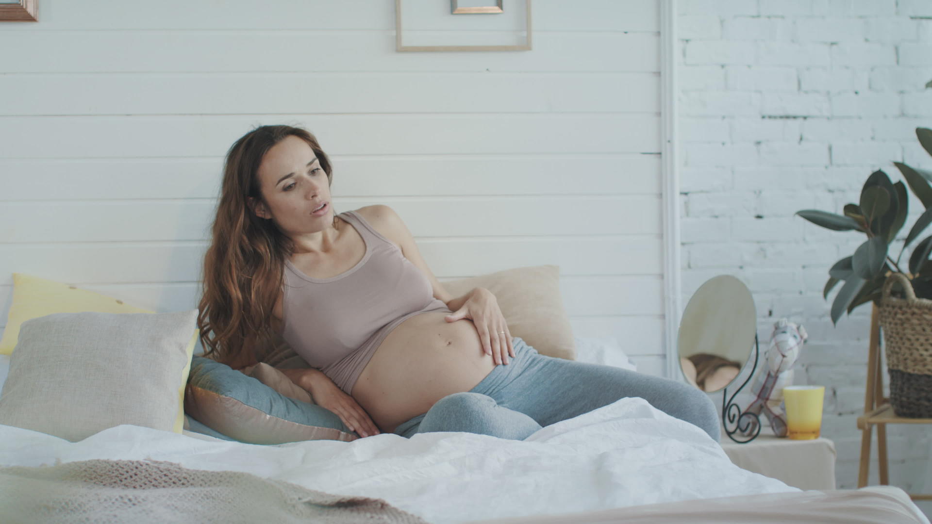 怀孕的母亲躺在家里的床上视频的预览图