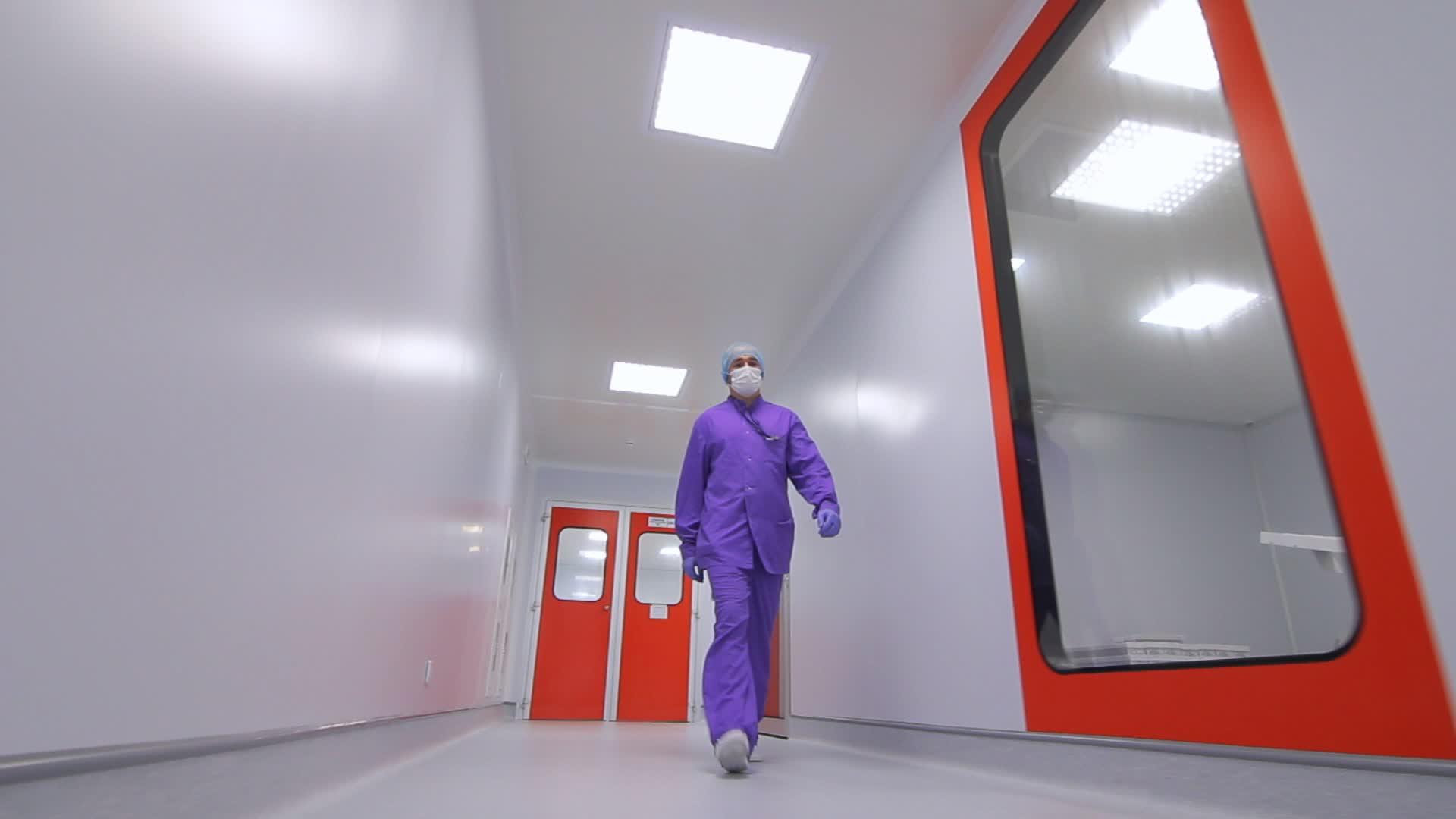 药剂师在实验室走廊流动视频的预览图