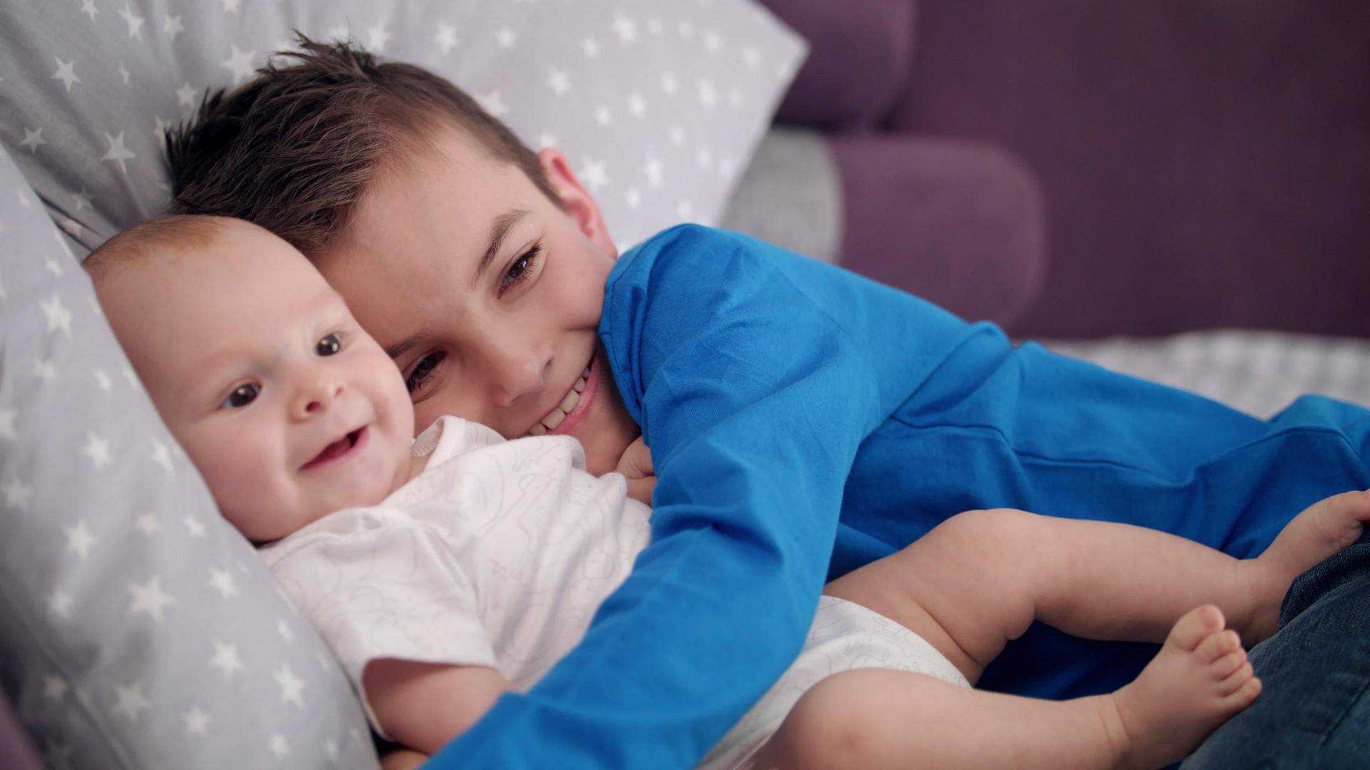 男孩拥抱婴儿的肖像视频的预览图