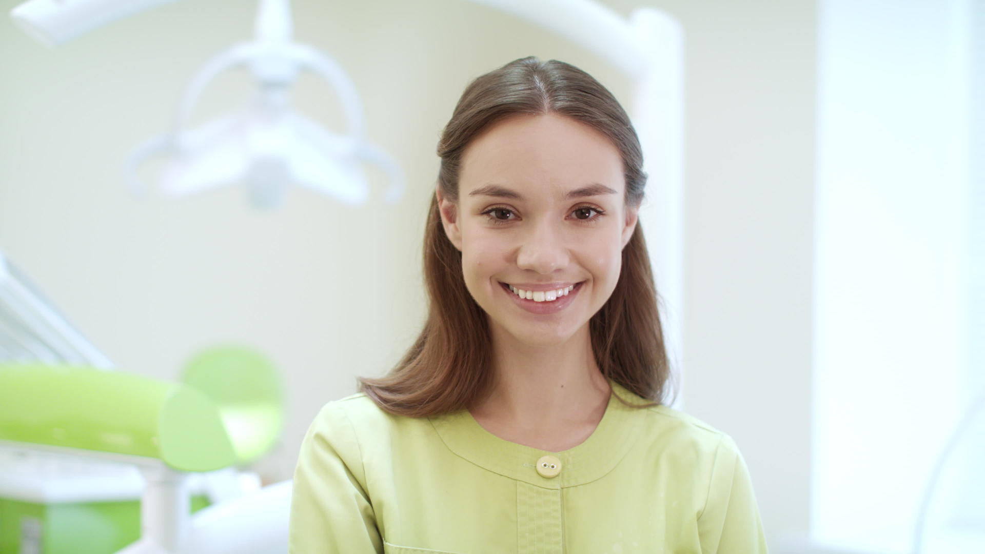 牙科诊所的快乐牙医视频的预览图