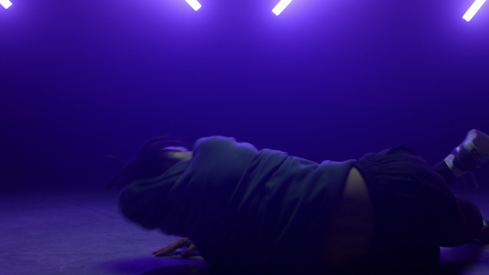 时尚的霹雳舞者在俱乐部的紫外线灯下跳舞视频的预览图
