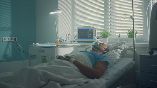 男性患者在诊所呼吸氧气面罩视频的预览图