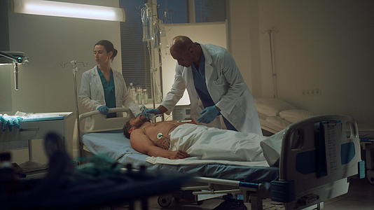 医生在医院病房使用除颤器来挽救病人的生命视频的预览图