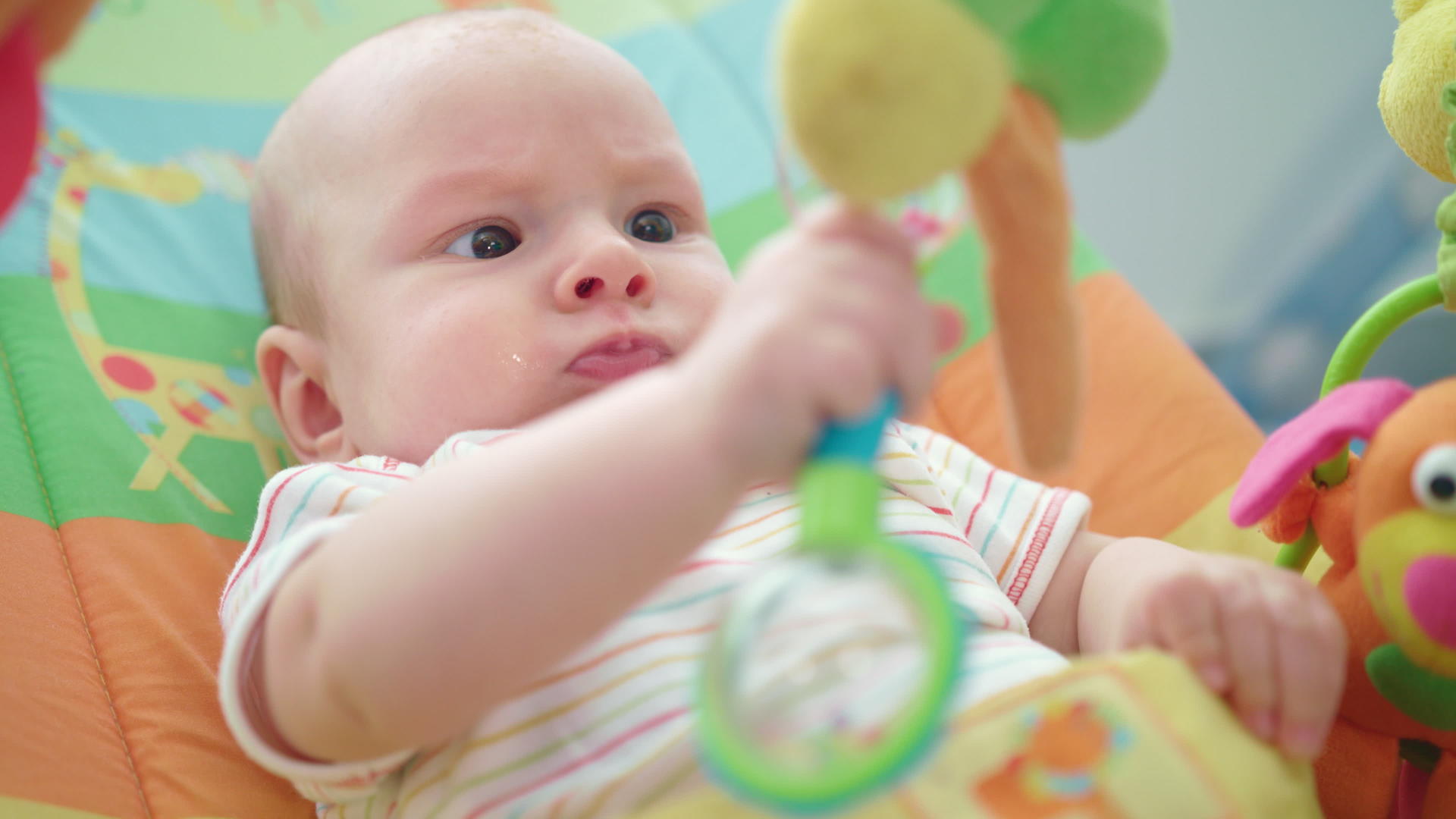 新生婴儿玩具的肖像视频的预览图