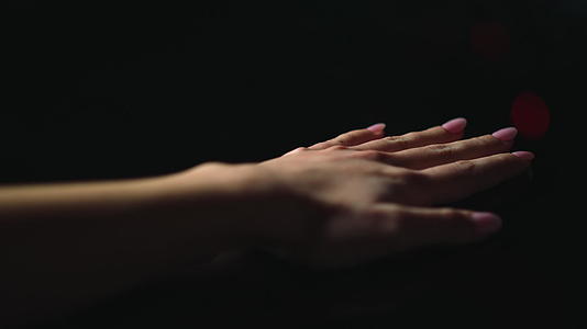 手膜展示自己的美丽手背及美甲视频的预览图