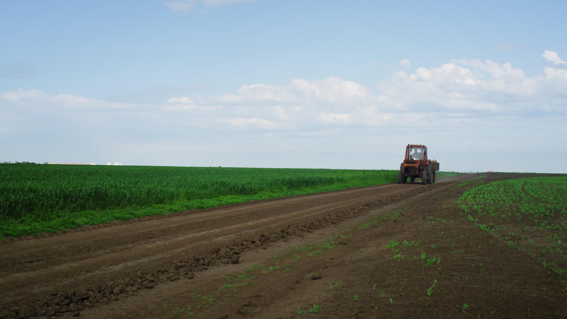 农业拖拉机在农业自然景观中耕种视频的预览图