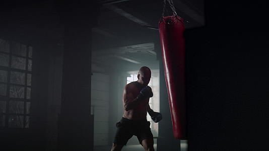 体育运动员在健身房训练拳击沙袋视频的预览图
