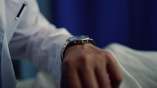 医生的手腕特写手表医生在医院病房检查时间视频的预览图