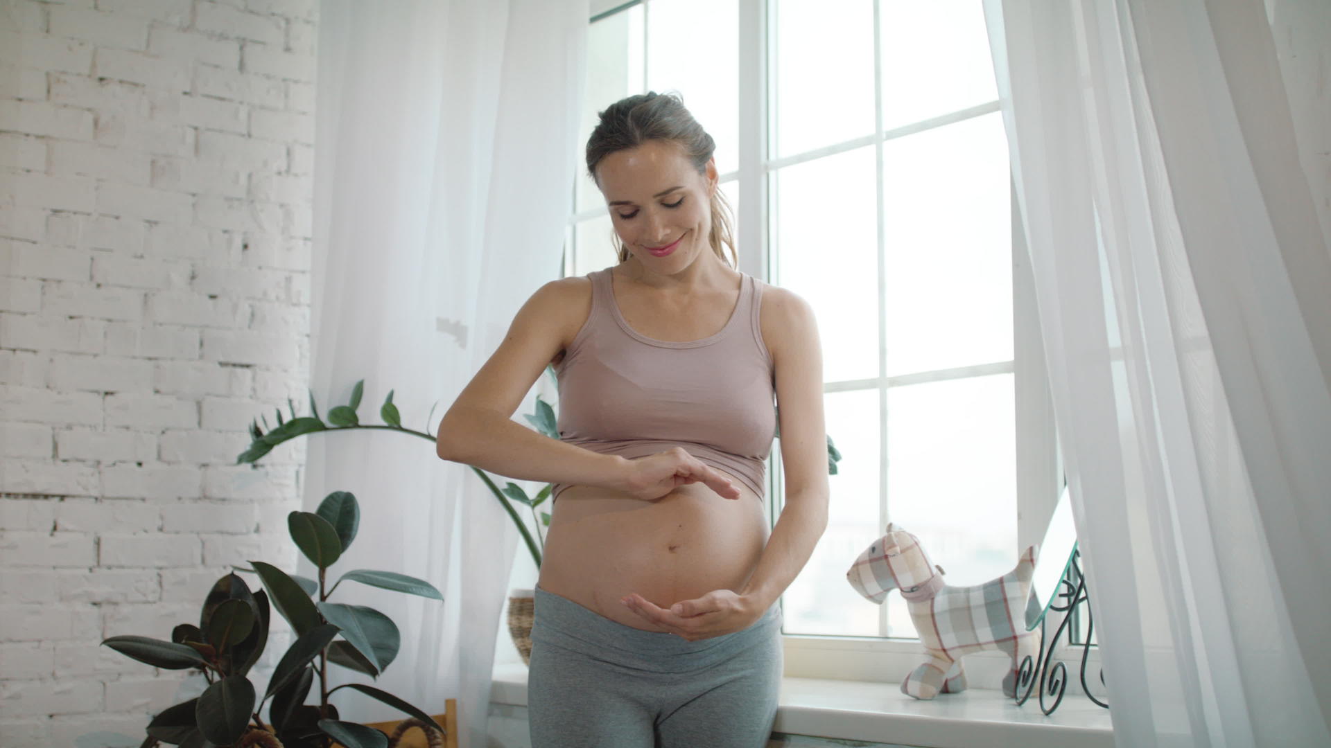 怀孕妈妈在家做瑜伽视频的预览图