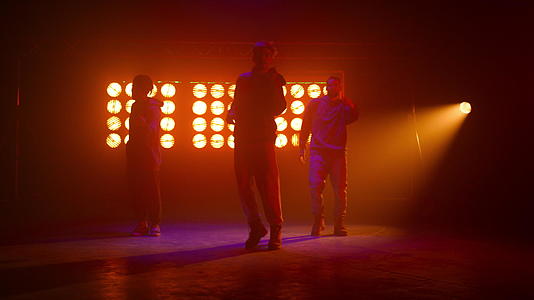 年轻的嘻哈舞者在舞台上表演舞蹈视频的预览图