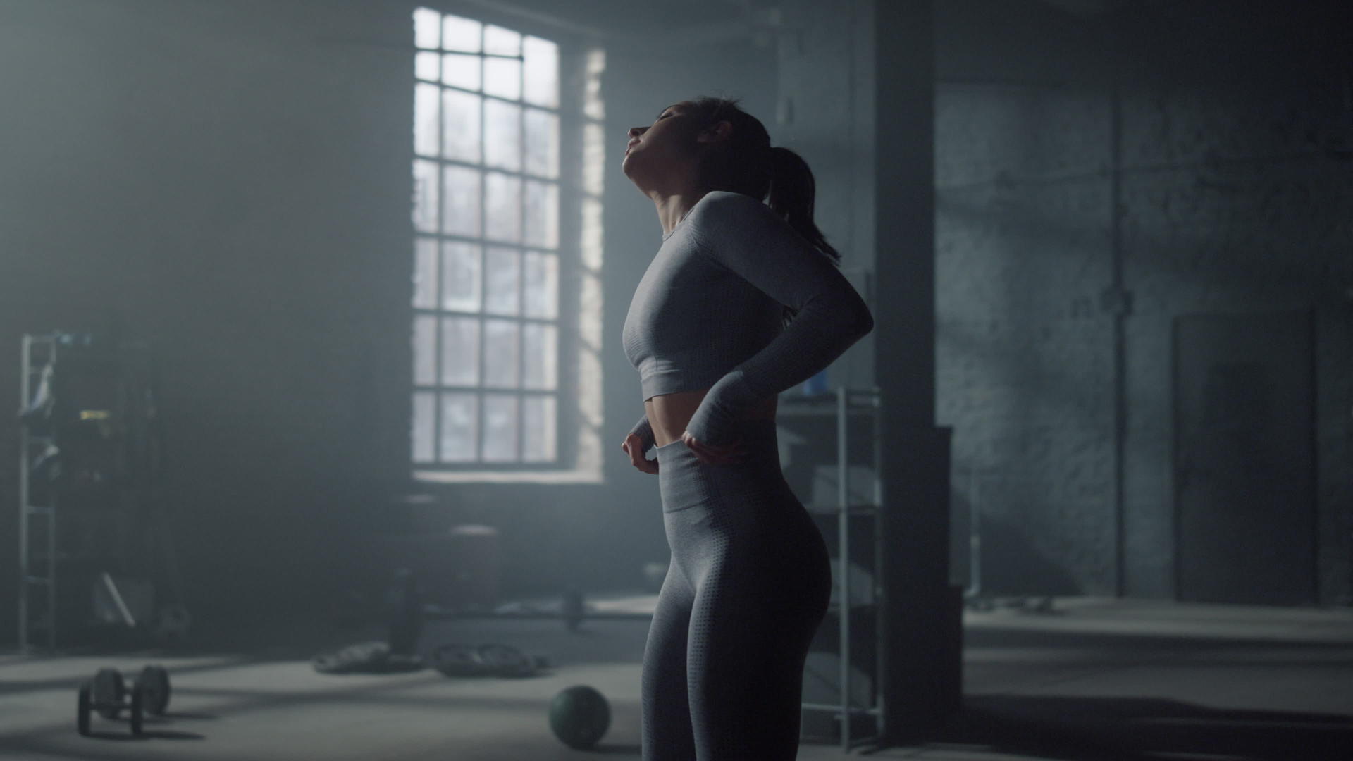 训练后站在现代健身房的女运动员休息视频的预览图