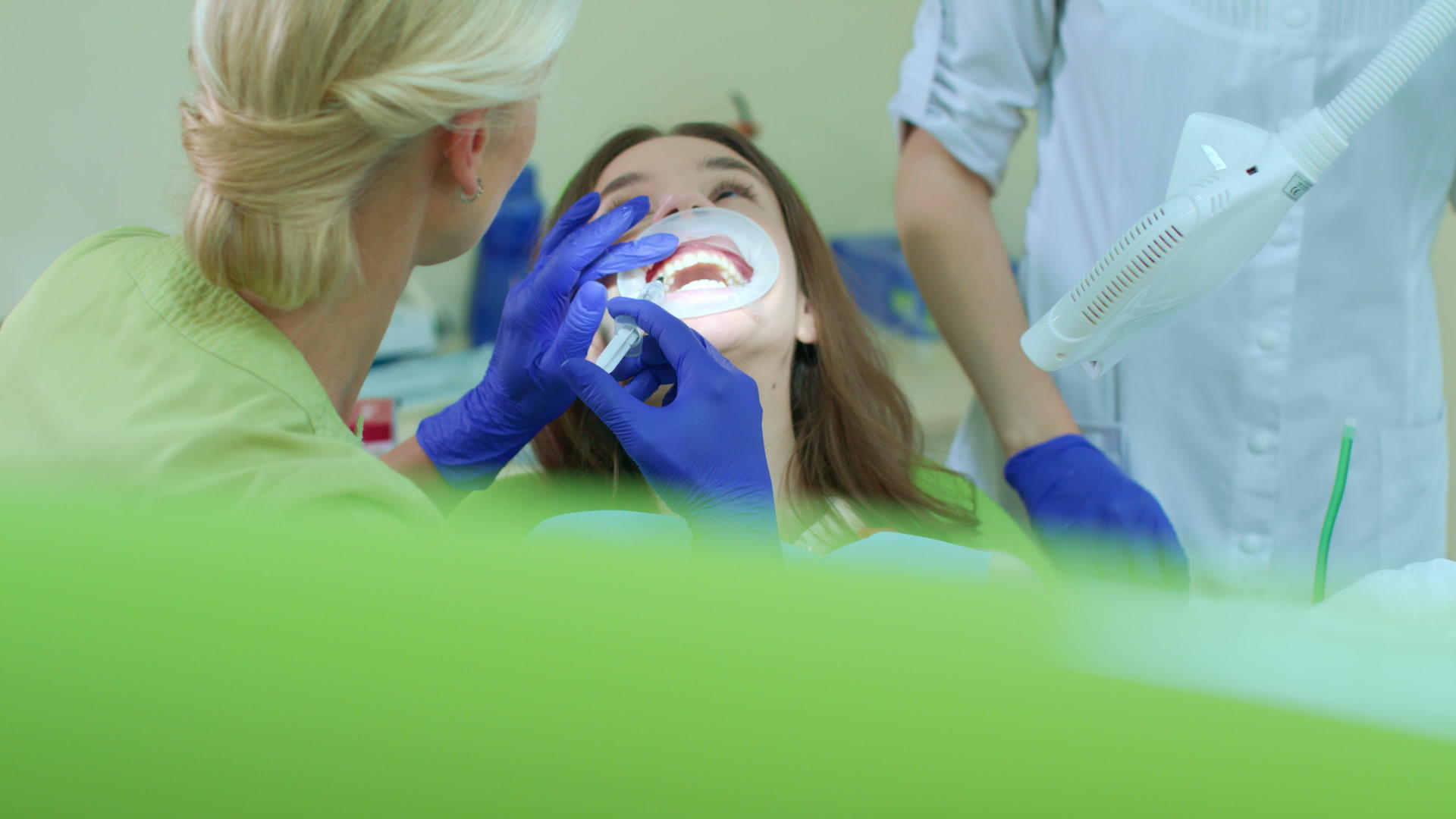 牙医在医疗室里治疗病人视频的预览图