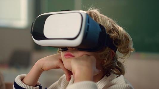 男孩在课堂上穿着3dvr眼镜沉浸在虚拟现实中视频的预览图