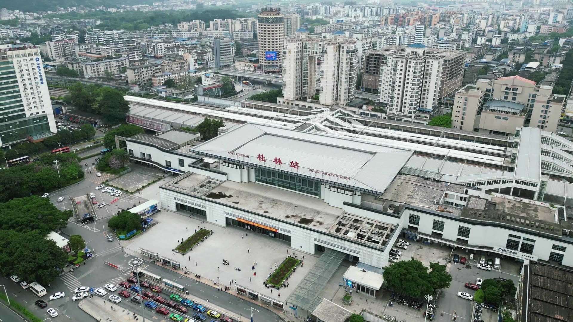 广西桂林火车站交通航拍视频的预览图