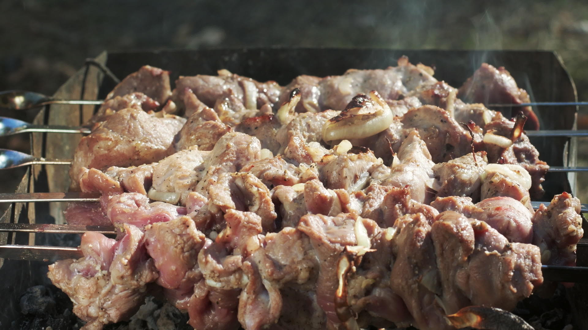 生肉烧在户外烤炉上视频的预览图