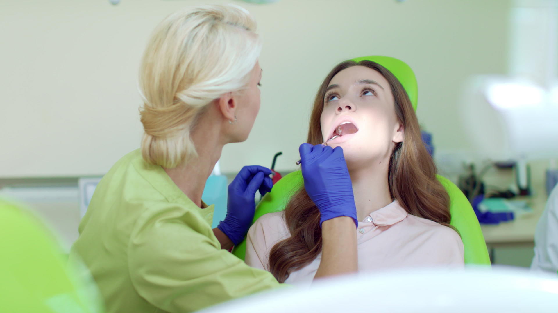 患者在牙科办公室定期检查视频的预览图