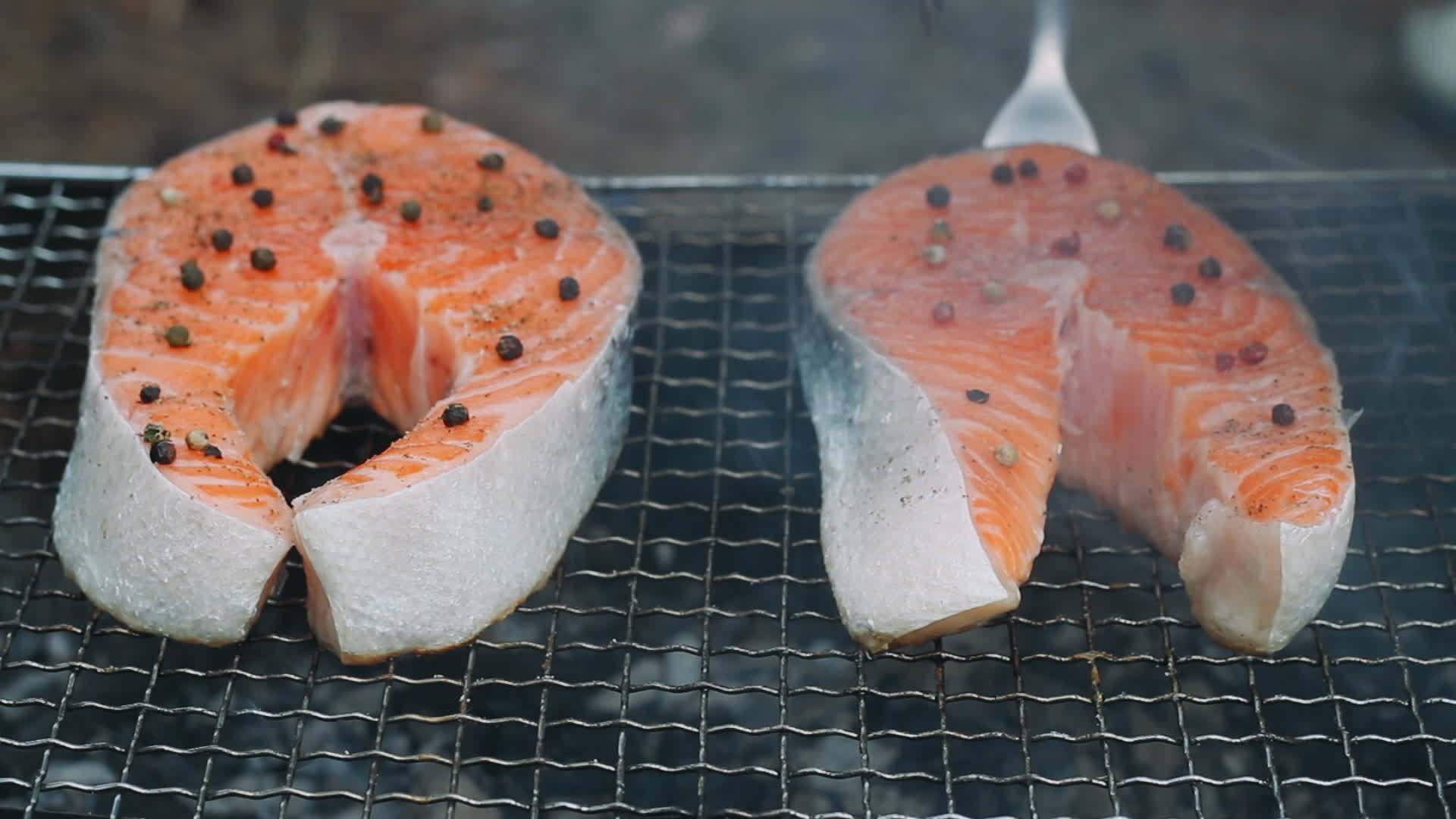 烧烤碳烤三文鱼视频的预览图