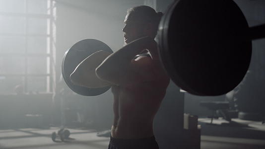 男性健美运动员用杠铃进行力量训练视频的预览图