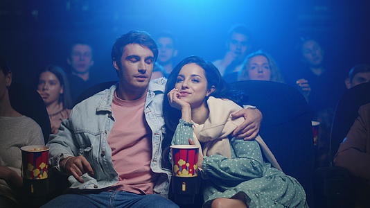 年轻情侣享受沉浸在电影中的情节视频的预览图