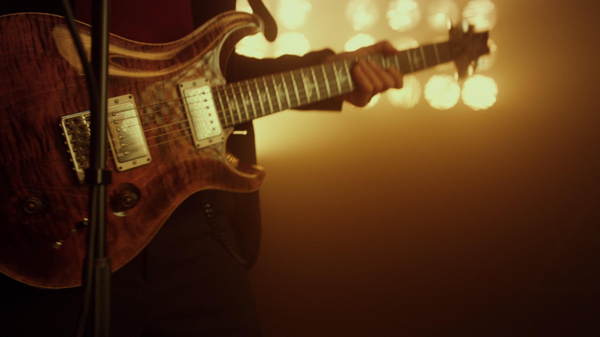 舞台上的专业吉他手拿着吉他手视频的预览图