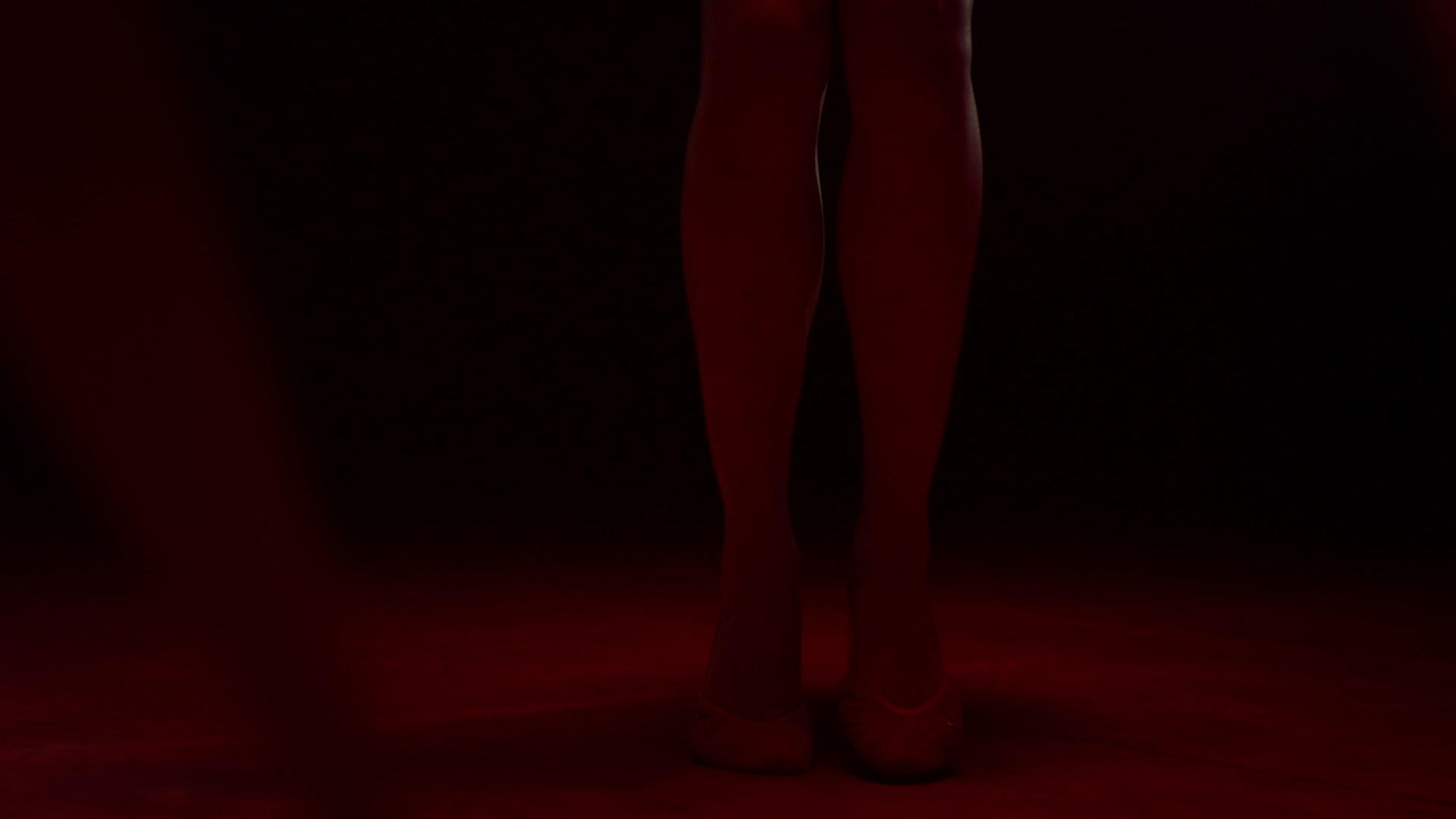 女性修长的腿在室内做艺术体操视频的预览图