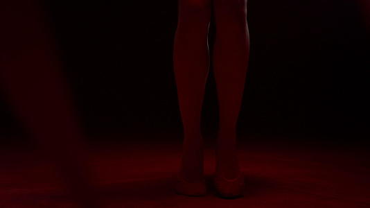 女性修长的腿在室内做艺术体操视频的预览图