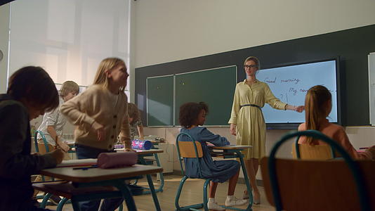 站在黑板前的女老师正在讲课学生们正在学习视频的预览图