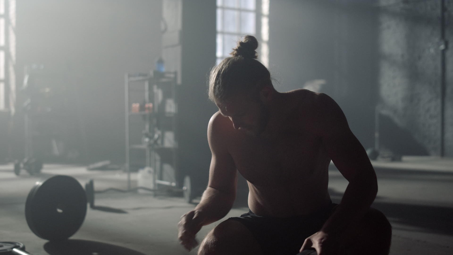男人准备运动器材锻炼把盘子放在杠铃上视频的预览图