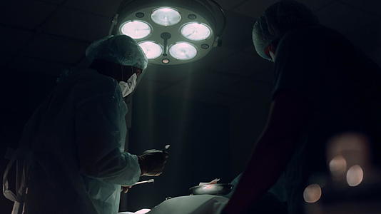 外科医生团队在无菌病房拯救病人视频的预览图