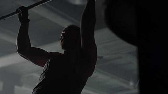 运动员做引体向上的上身锻炼视频的预览图