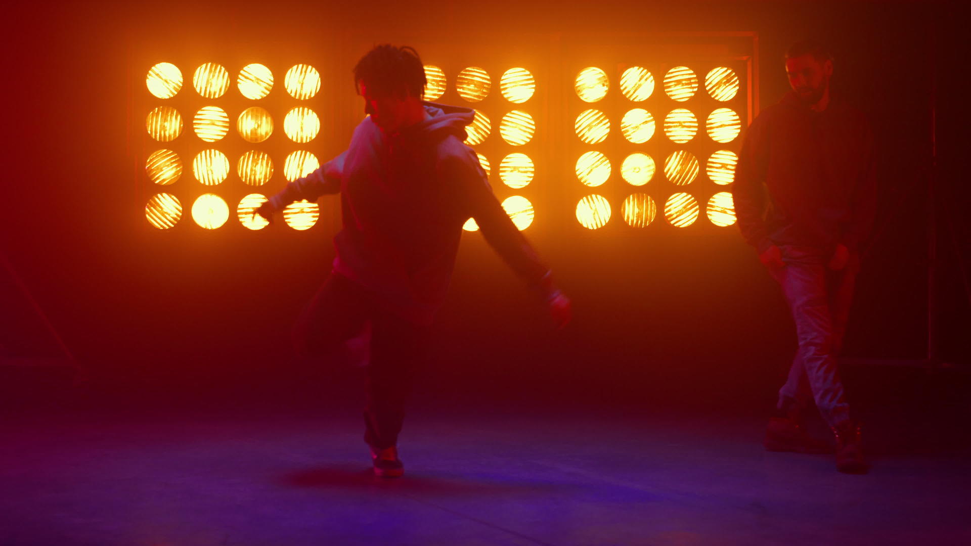 年轻的街头嘻哈歌手在才艺表演中表演霹雳舞视频的预览图
