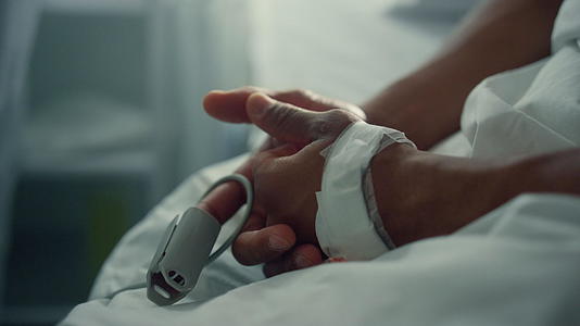 在病房特写中男性患者手脉搏血氧仪视频的预览图