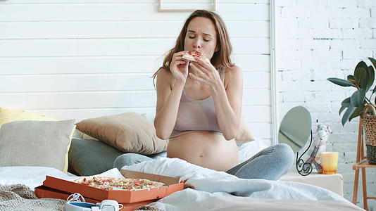 怀孕的妈妈在家休息吃早餐视频的预览图