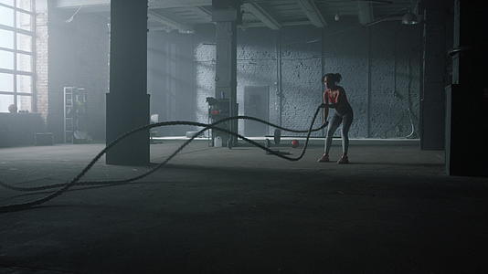 女性在健身房用战绳锻炼视频的预览图