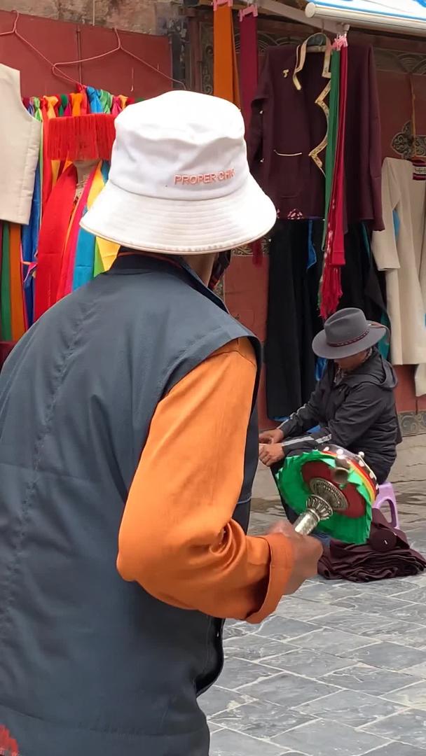 藏民大昭寺转寺拉萨八廓街手持转经轮视频的预览图
